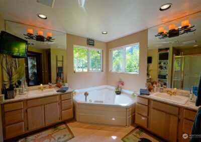 Whirpool tub in Master Bath at Sunset Cove Estates